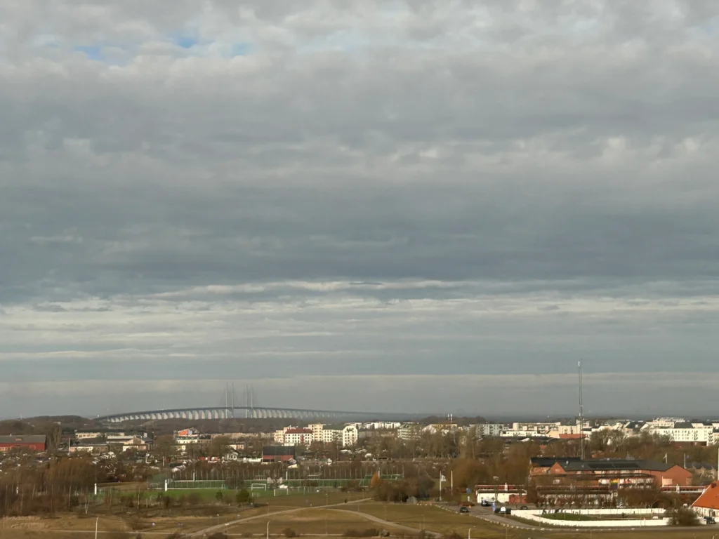 En blåsig men solig morgon över Malmö