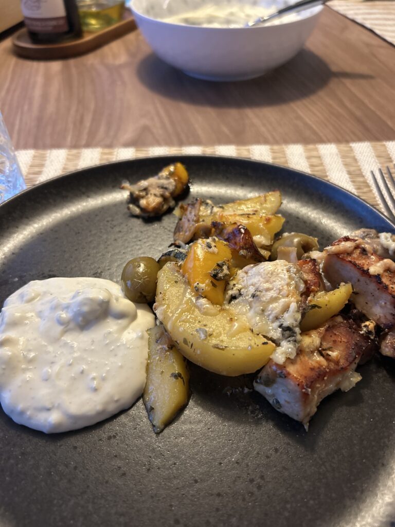 Rostade grönsaker, kött och kall sås