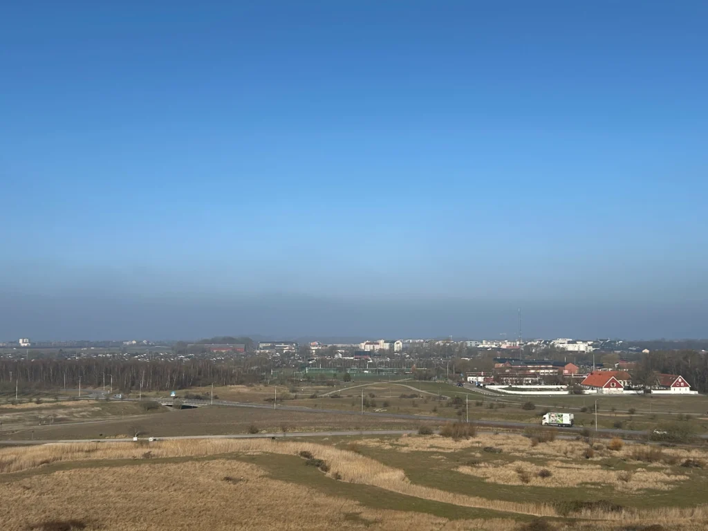 Dimma samtidigt som solen skiner över Malmö