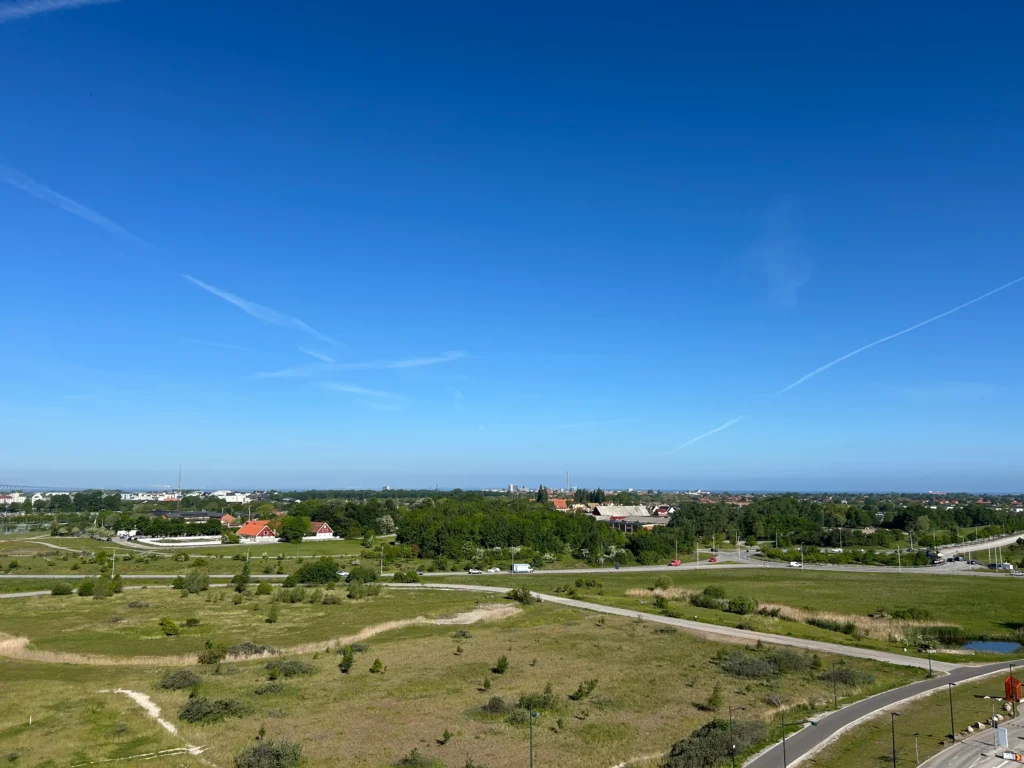 Diset har lagt sig över Öresund. Malmö njuter av solen