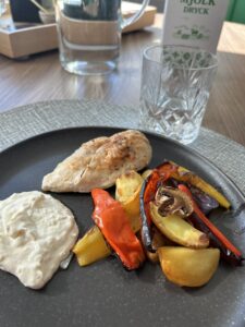 Kycklingfilé med ugnsbakade grönsaker och parmesansås
