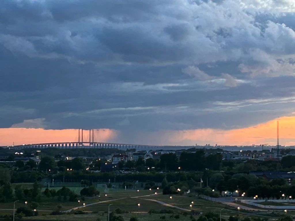Solnedgång och regn över Öresundsbron